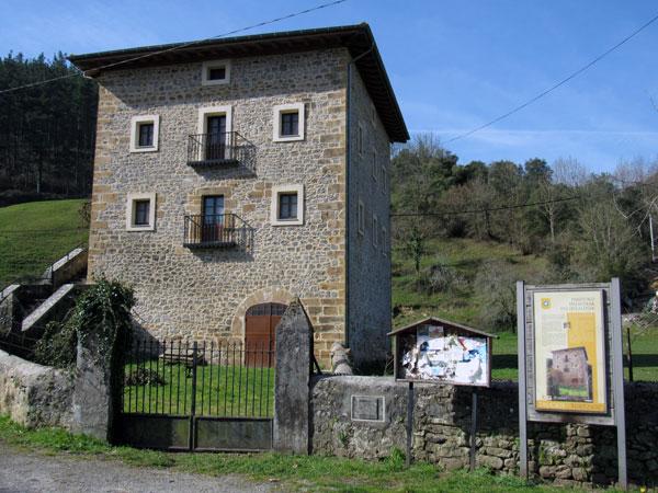 Además del entorno natural, la arquitectura de Turtzioz también es interesante