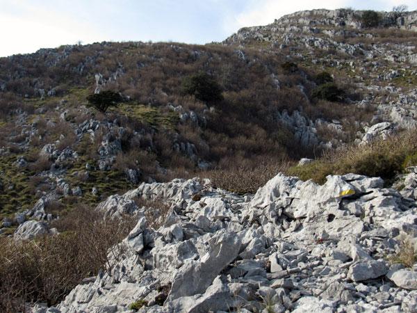 En el suelo no hay sendero como tal, pero las marcas del PR nos van indicando por donde continuar