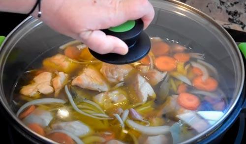 tapar el pollo para la ensaladilla de pollo escabechado