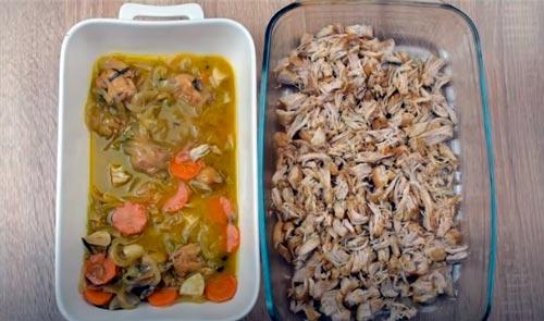 desmechar el pollo para la ensaladilla de pollo escabechado