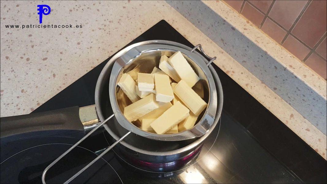 Helado de chocolate blanco en heladera