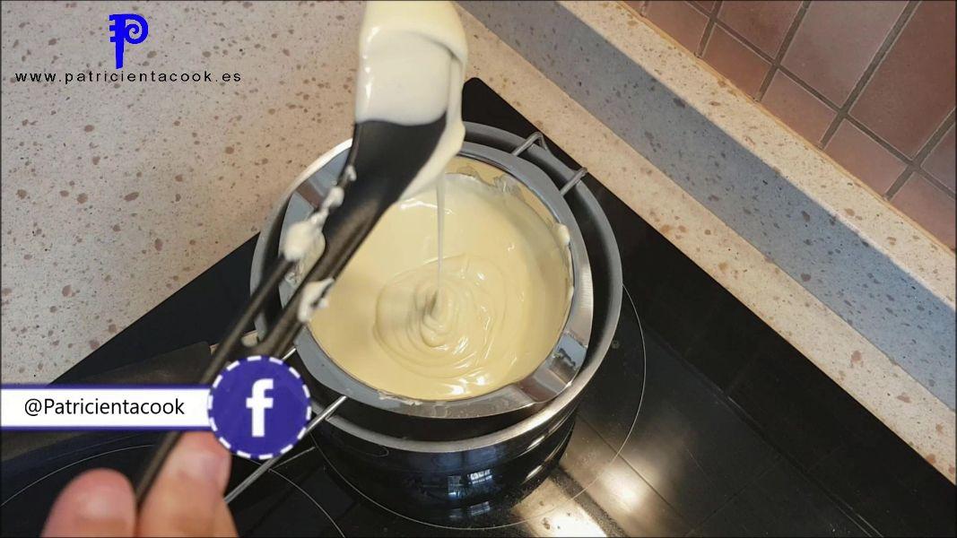 Helado de chocolate blanco en heladera