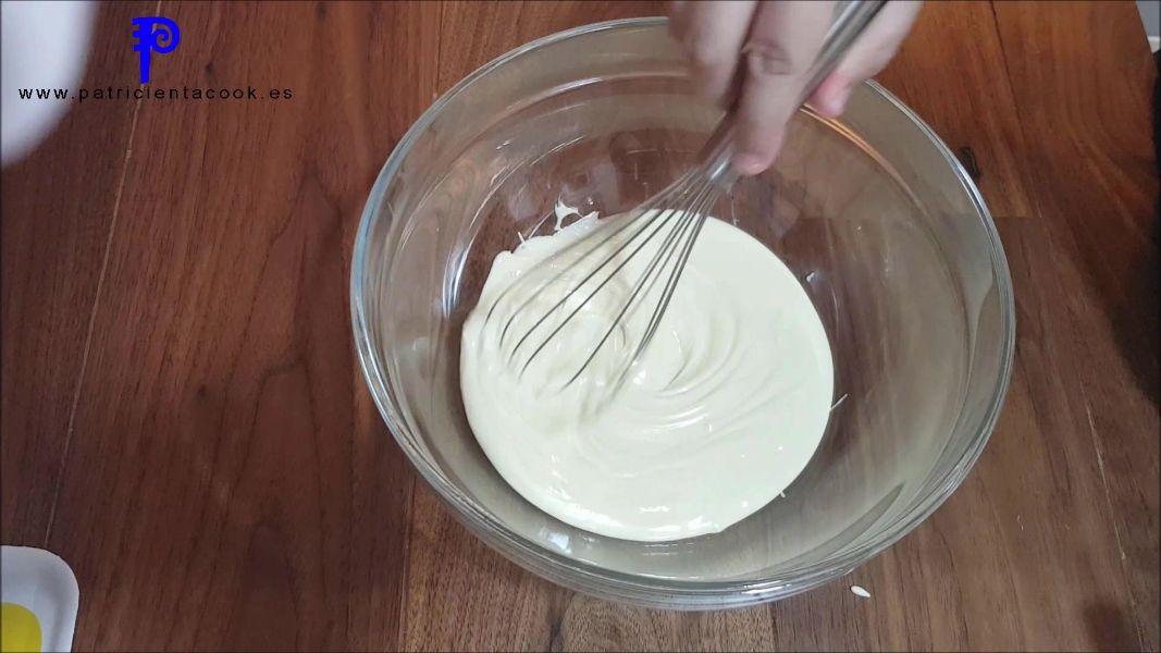 Helado de chocolate blanco en heladera