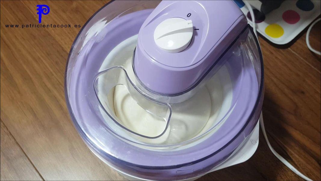 Helado de chocolate blanco en heladera