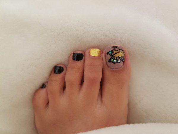 diseño uñas negro con dorado