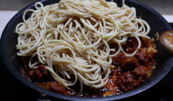 Echamos los espaguetis y rehogamos todo junto