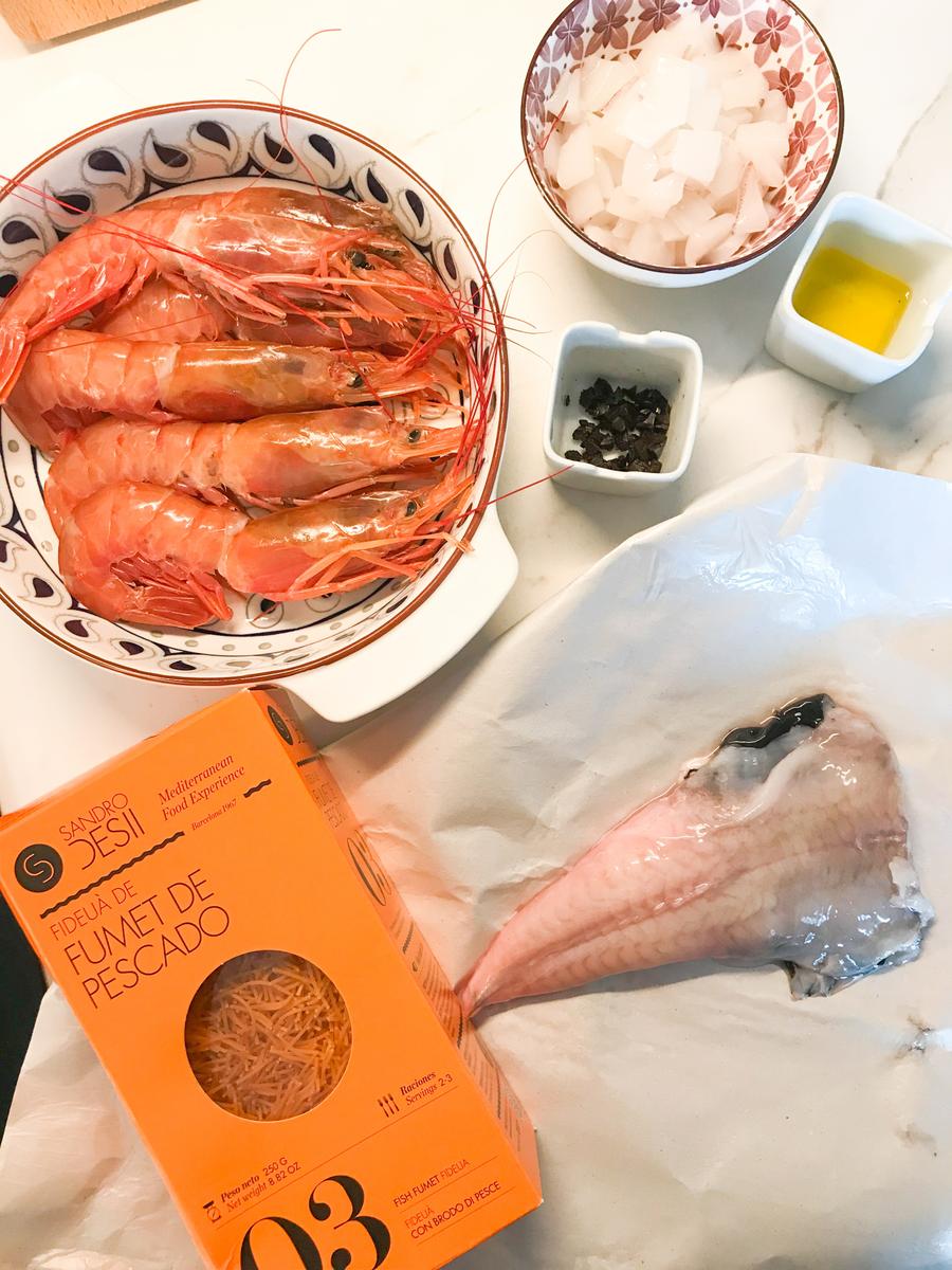 La mejor receta tradicional de FIDEUA DE MARISCO Y PESCADO. Cómo hacer una fideuá tradicional de gambones y rape , receta gallega fácil y sencilla paso a paso. 