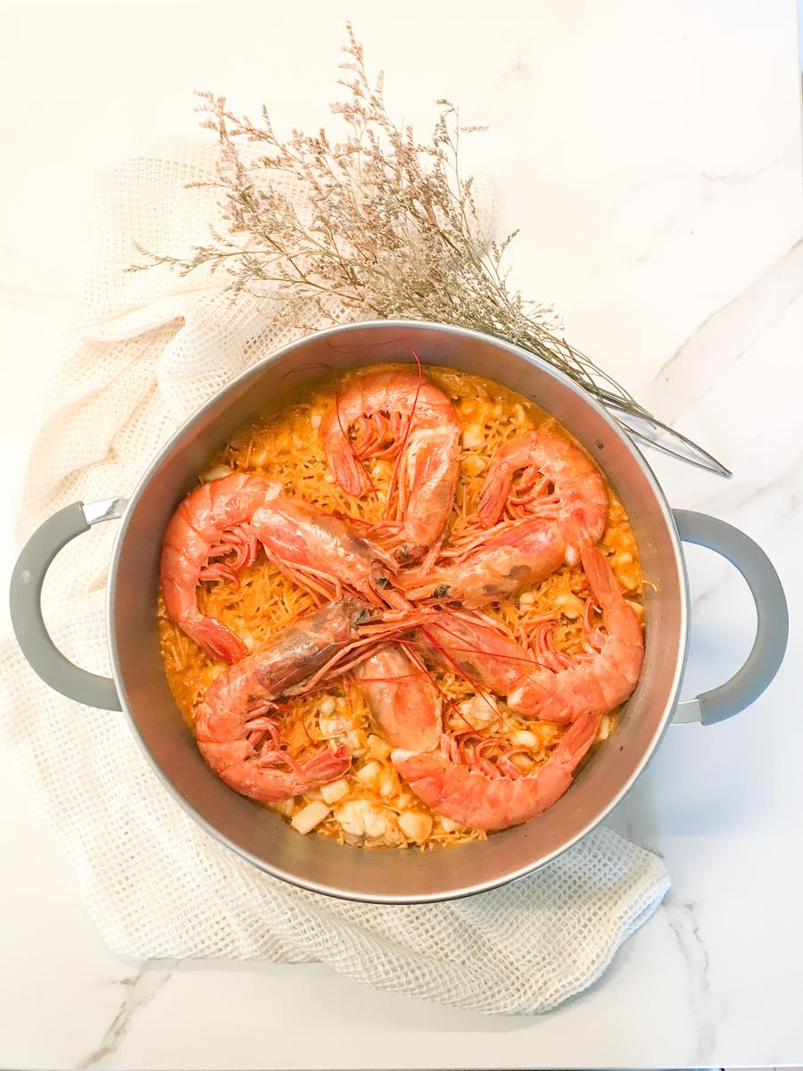 La mejor receta tradicional de FIDEUA DE MARISCO Y PESCADO. Cómo hacer una fideuá tradicional de gambones y rape , receta gallega fácil y sencilla paso a paso. 