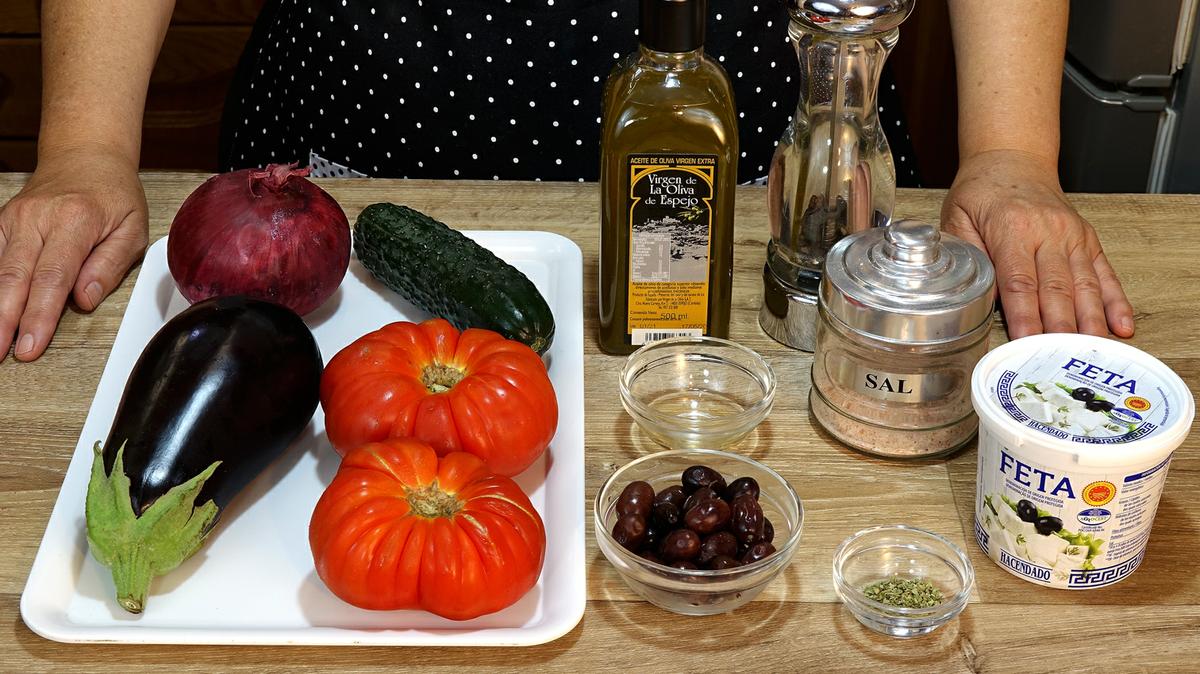 ENSALADA GRIEGA CON BERENJENAS, SALUDABLE Y DELICIOSA - Foto 1