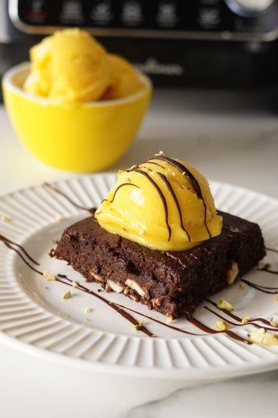 Brownie con helado