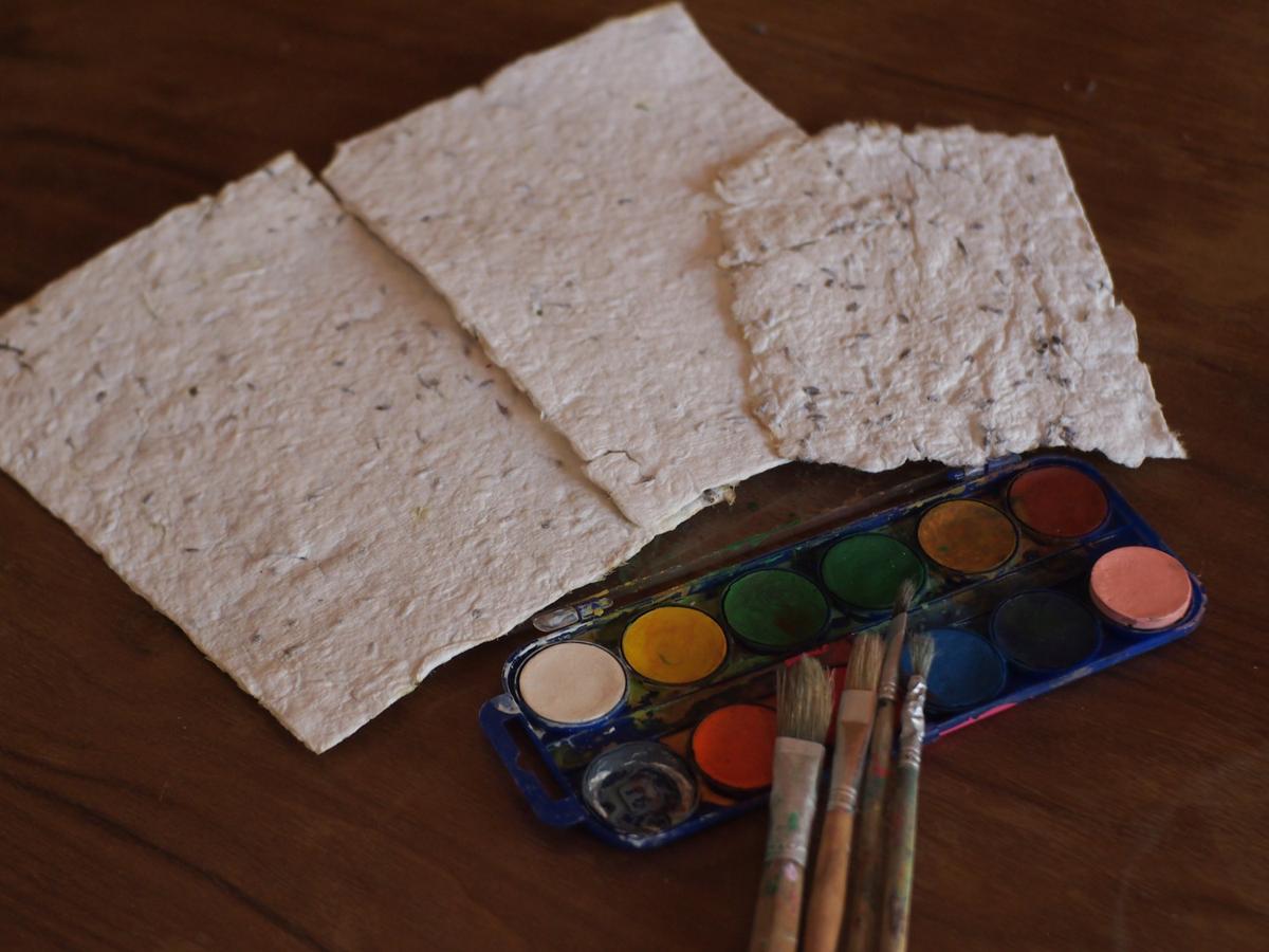Papel casero terminado y listo para pintar con acuarelas, el papel casero es uno de los materiales del método naturaleza creativa de Zaida Mares