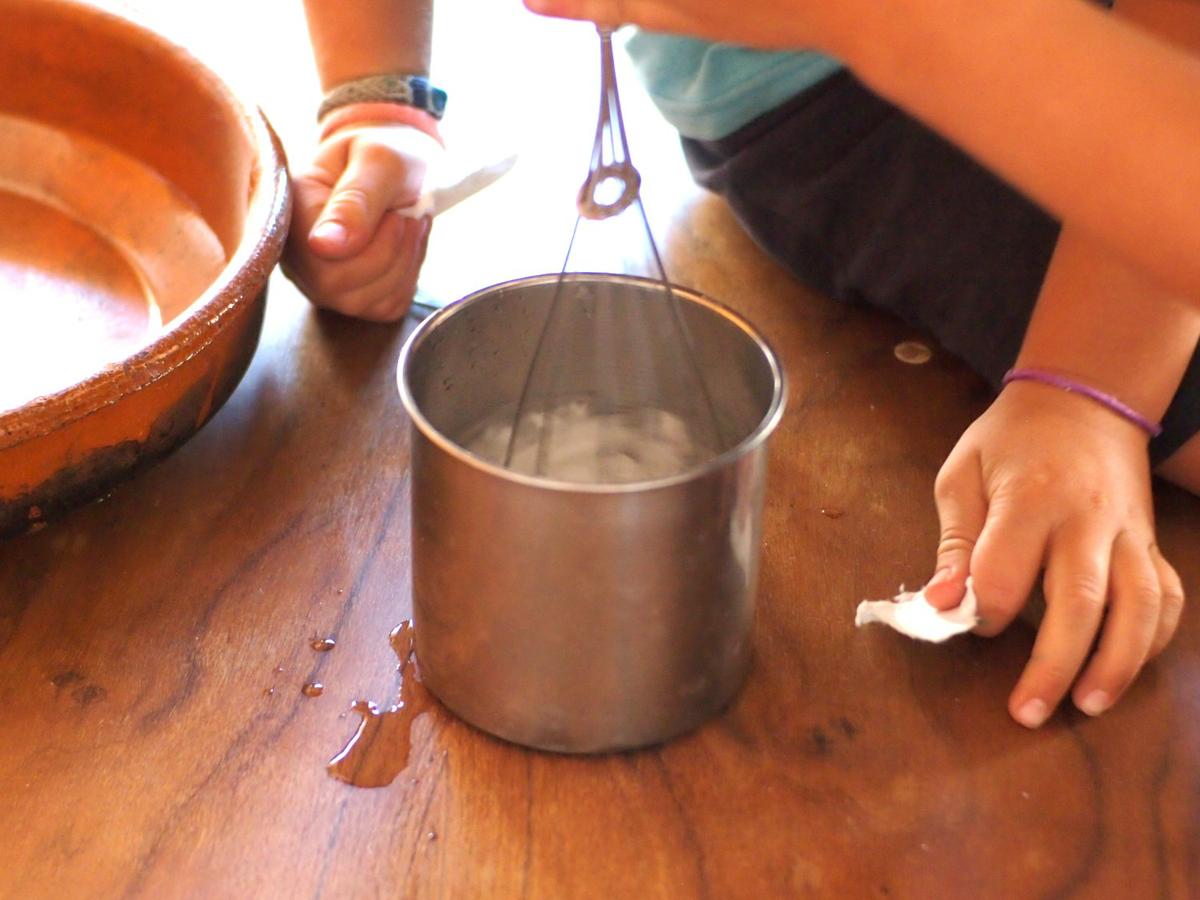 Haciendo la mezcla de celuloda para hacer papel casero