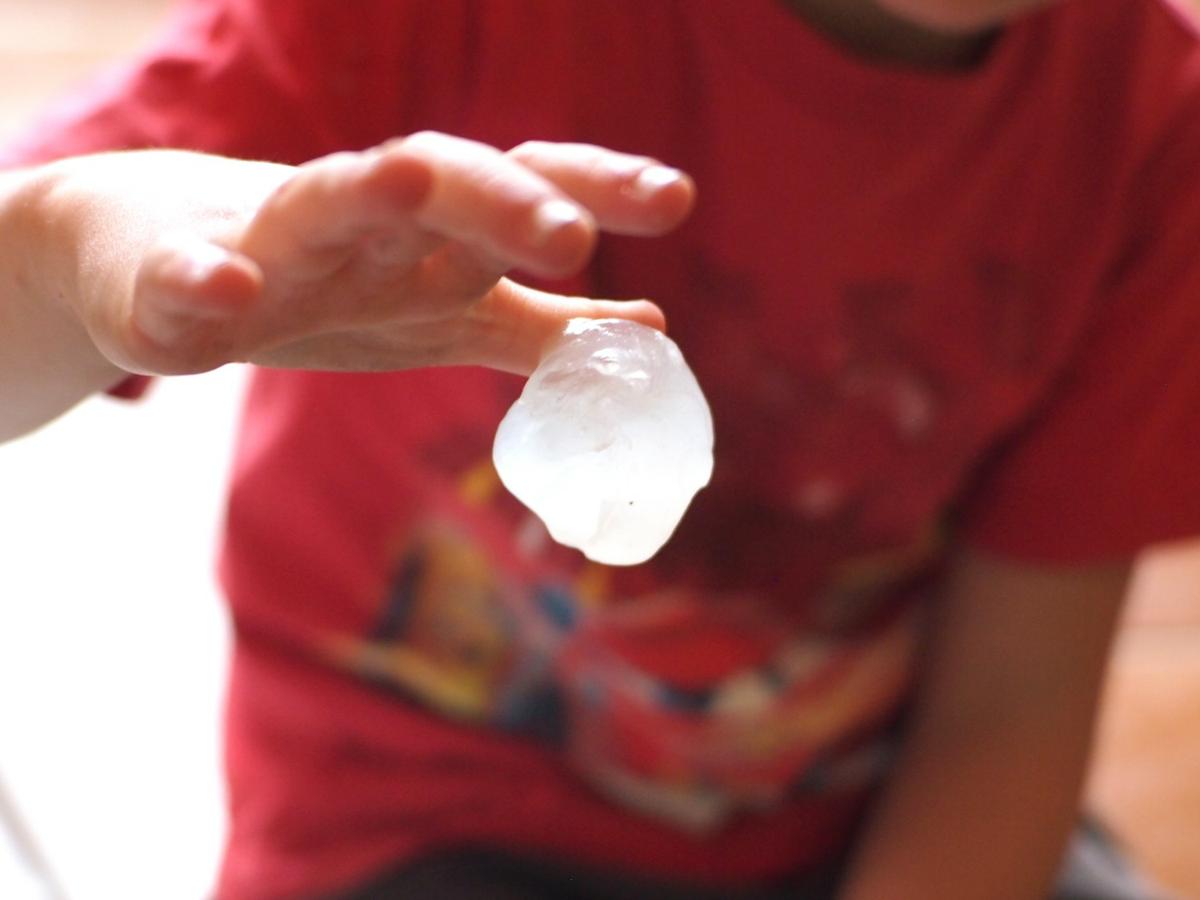 Mano de niño con pasta de modelar transparente tipo slime d ela tienda de Zaida Mares