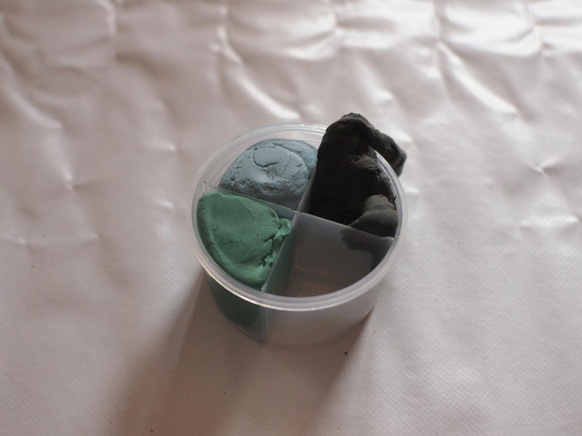 Paste de modelar de colores en su tarro