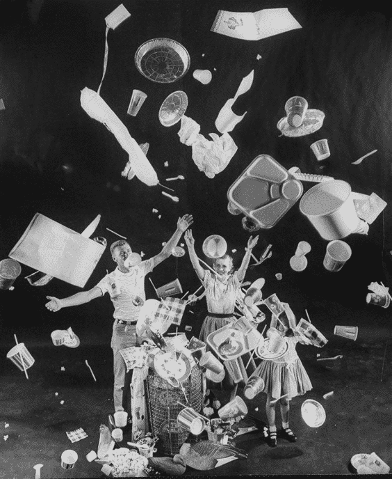 Fotografía de la revista life de 1955. Una familia tira al aire todos los productos de plástico de usar y tirar.