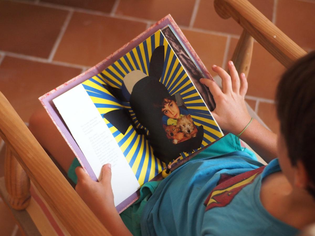 Niño abriendo su cuento personalizado