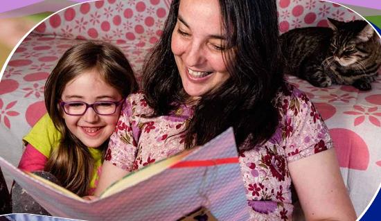 Foto de Olalla y su hija leyendo un cuento
