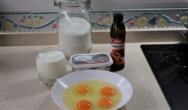 Los ingredientes necesarios para hacer el flan de huevo y queso