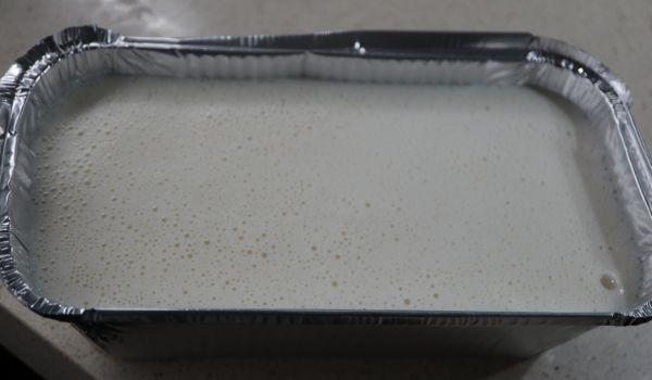 Echamos la masa en el molde de aluminio