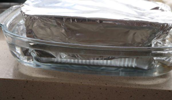 Poner el molde en una fuente con agua para ponerla al baño María