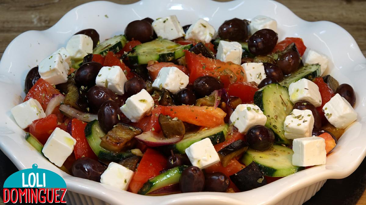 ENSALADA GRIEGA CON BERENJENAS, SALUDABLE Y DELICIOSA. Esta ensalada es en si misma un plato prácticamente completo, fresca, jugosa y con una mezcla de sabores deliciosa