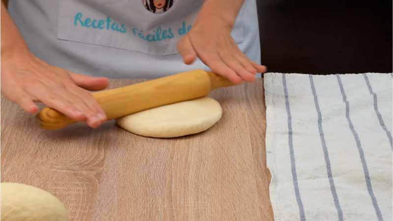 aplastar con rodillo el pan plano indio a la sarten