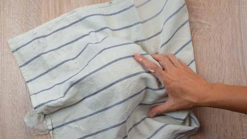 primer reposo de la masa de pan plano indio