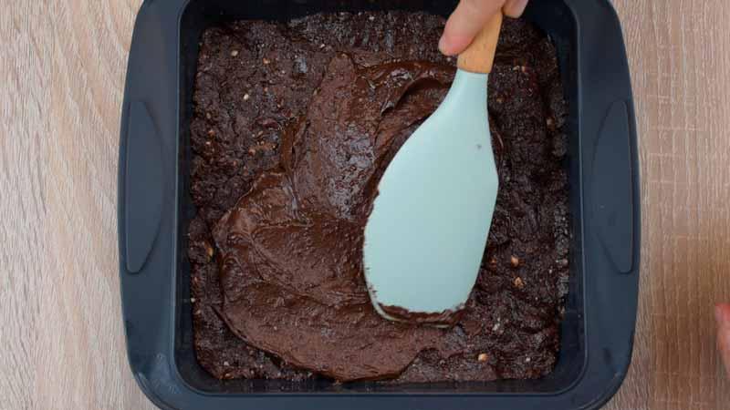 cubrir el brownie sin horno con la cobertura de chocolate