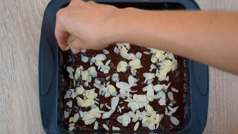 cubrir con almendras el brownie sin horno
