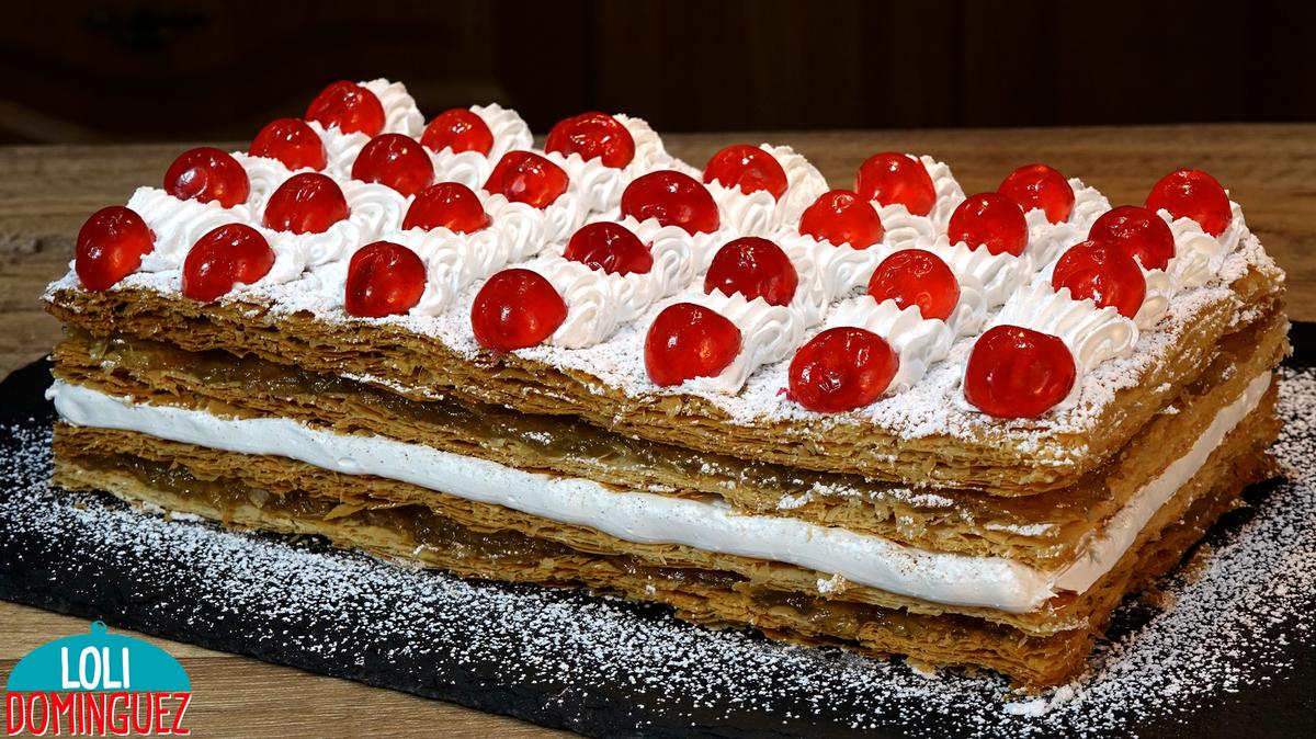 MILHOJAS DE HOJALDRE CON MERENGUE Y CABELLO DE ÁNGEL. El crujiente de las capas del hojaldre y la combinación del merengue esponjoso y dulce junto a la cremosidad y sabor del cabello de ángel hace de esta tarta un placer irresistible