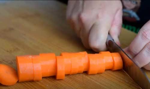 cortar las zanahorias en rodajas