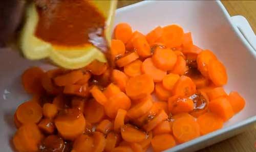 mezclar los ingredientes para el aliño de zanahorias al estilo andaluz