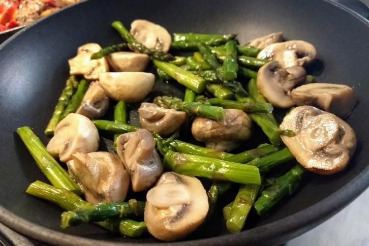 Salteado espárragos trigueros con champiñones