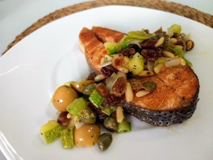 Acompañamiento de aceitunas, pasas y piñones