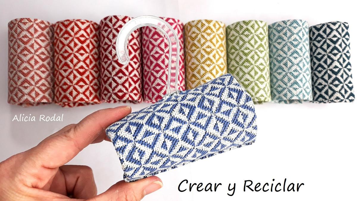 En este tutorial puedes ver como hacer un organizador vertical o Gancho, Colgador o Percha para tener tu ropa bien organizada y a mano. Diy.