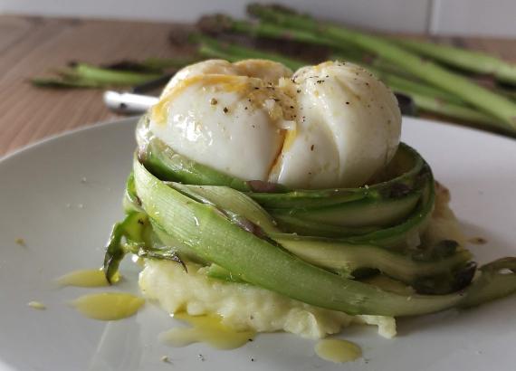 Espárragos verdes con huevo poché
