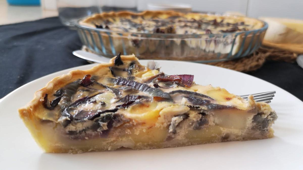 Quiche a los 3 quesos con cebolla roja