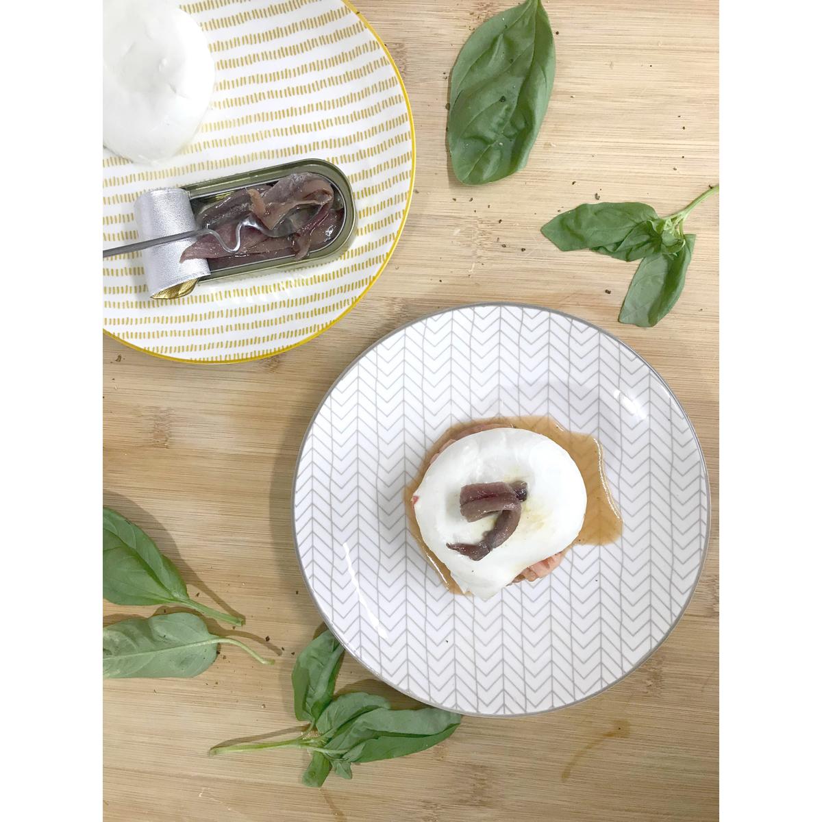 Receta fácil y sencilla de TARTAR DE TOMATE CON MOZZARELLA, ANCHOAS Y ACEITE DE ALBAHACA. RECETA PASO A PASO. Hoy os dejamos una receta fácil y sencilla. Y es que su mayor dificultad es picar tomate del rico. Así que disfrutad tanto como nosotros, por que comienza la época de desgustar tomates con sabor. Nuestra debilidad! Estamos seguros que esta combinación os va a encantar!