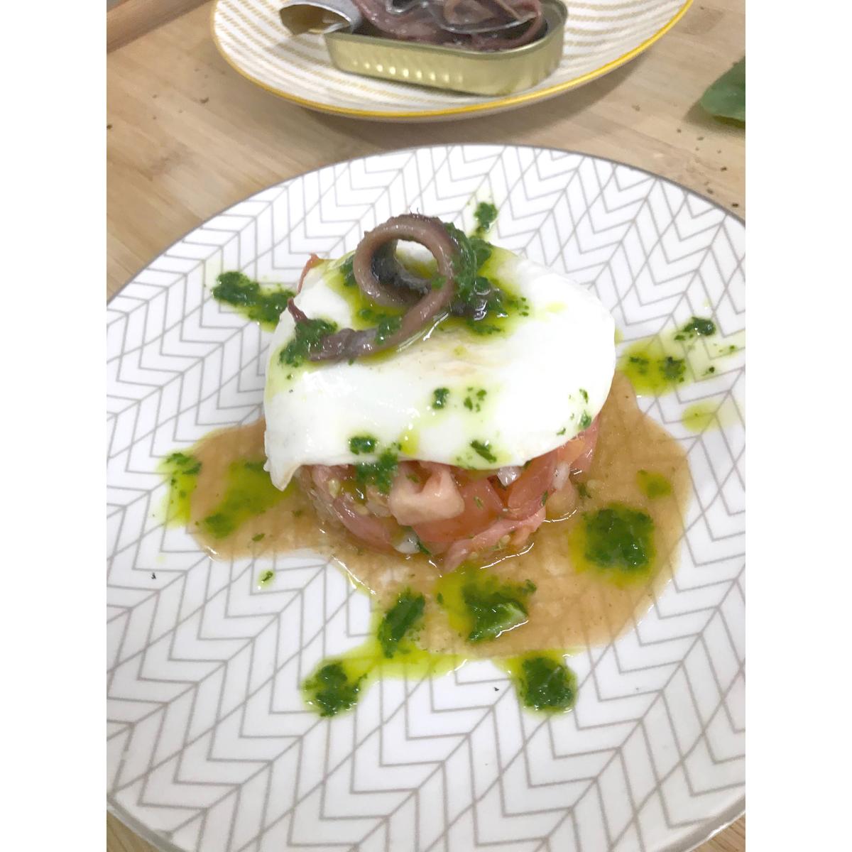 Receta fácil y sencilla de TARTAR DE TOMATE CON MOZZARELLA, ANCHOAS Y ACEITE DE ALBAHACA. RECETA PASO A PASO. Hoy os dejamos una receta fácil y sencilla. Y es que su mayor dificultad es picar tomate del rico. Así que disfrutad tanto como nosotros, por que comienza la época de desgustar tomates con sabor. Nuestra debilidad! Estamos seguros que esta combinación os va a encantar!