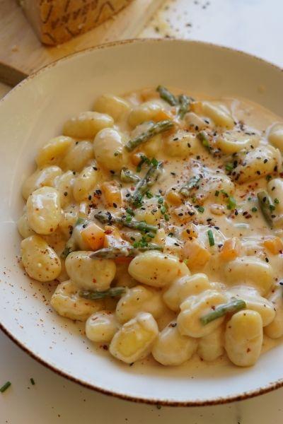 Gnocchi con salsa de queso grana padano