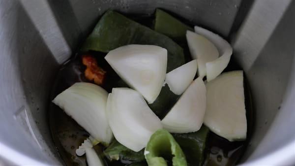 Ponemos todos los ingredientes y picamos todo junto