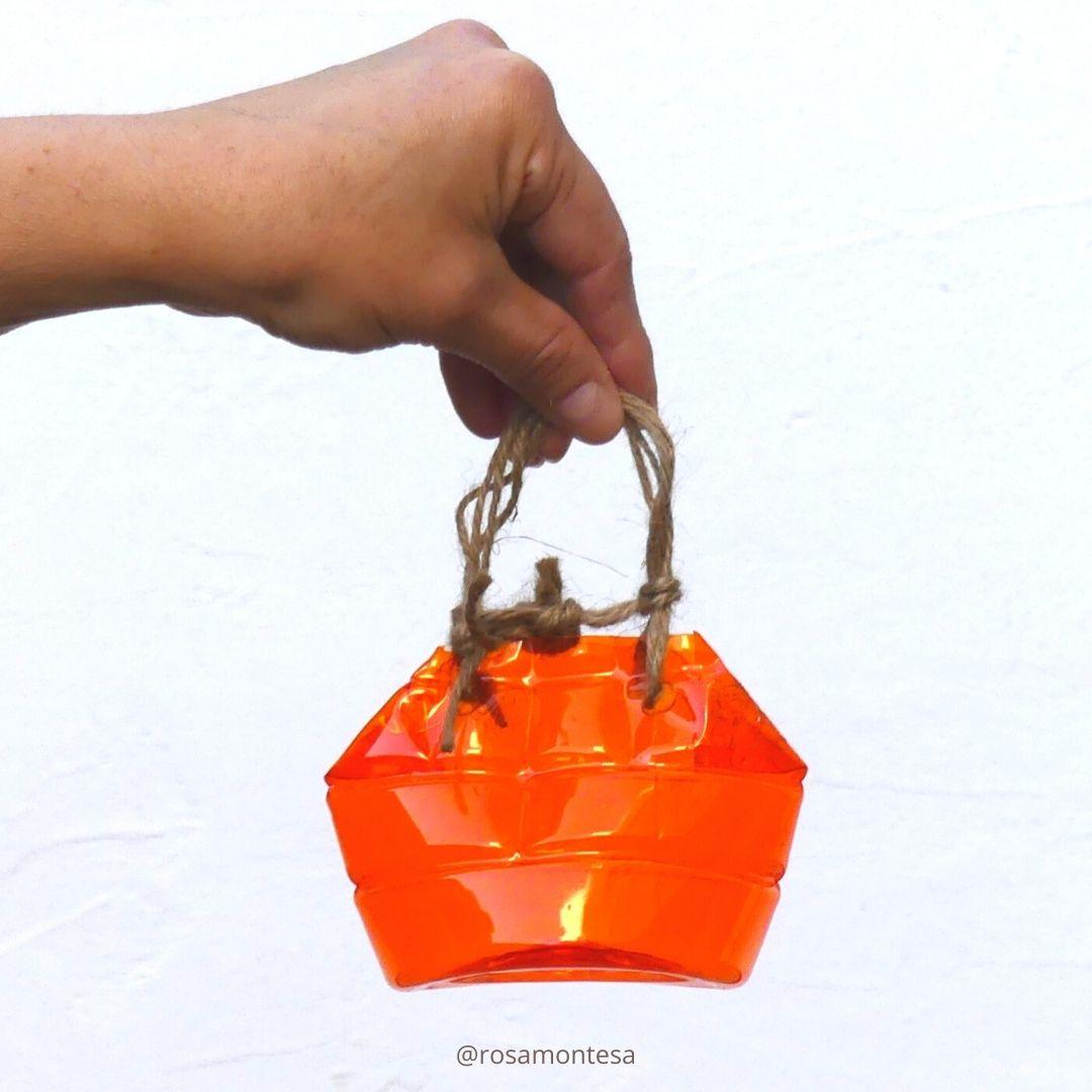 Capazos con botellas de plástico