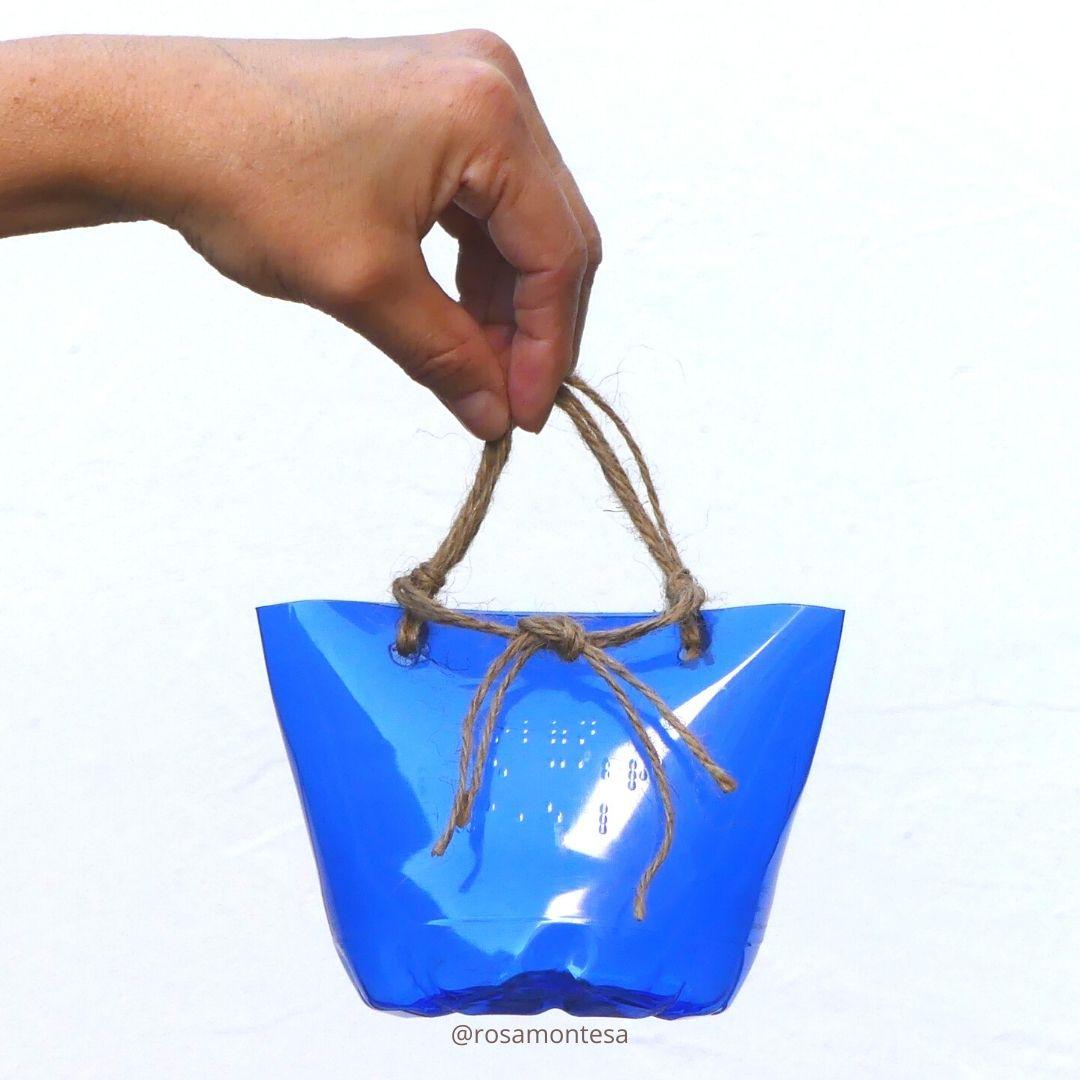 Capazos con botellas de plástico