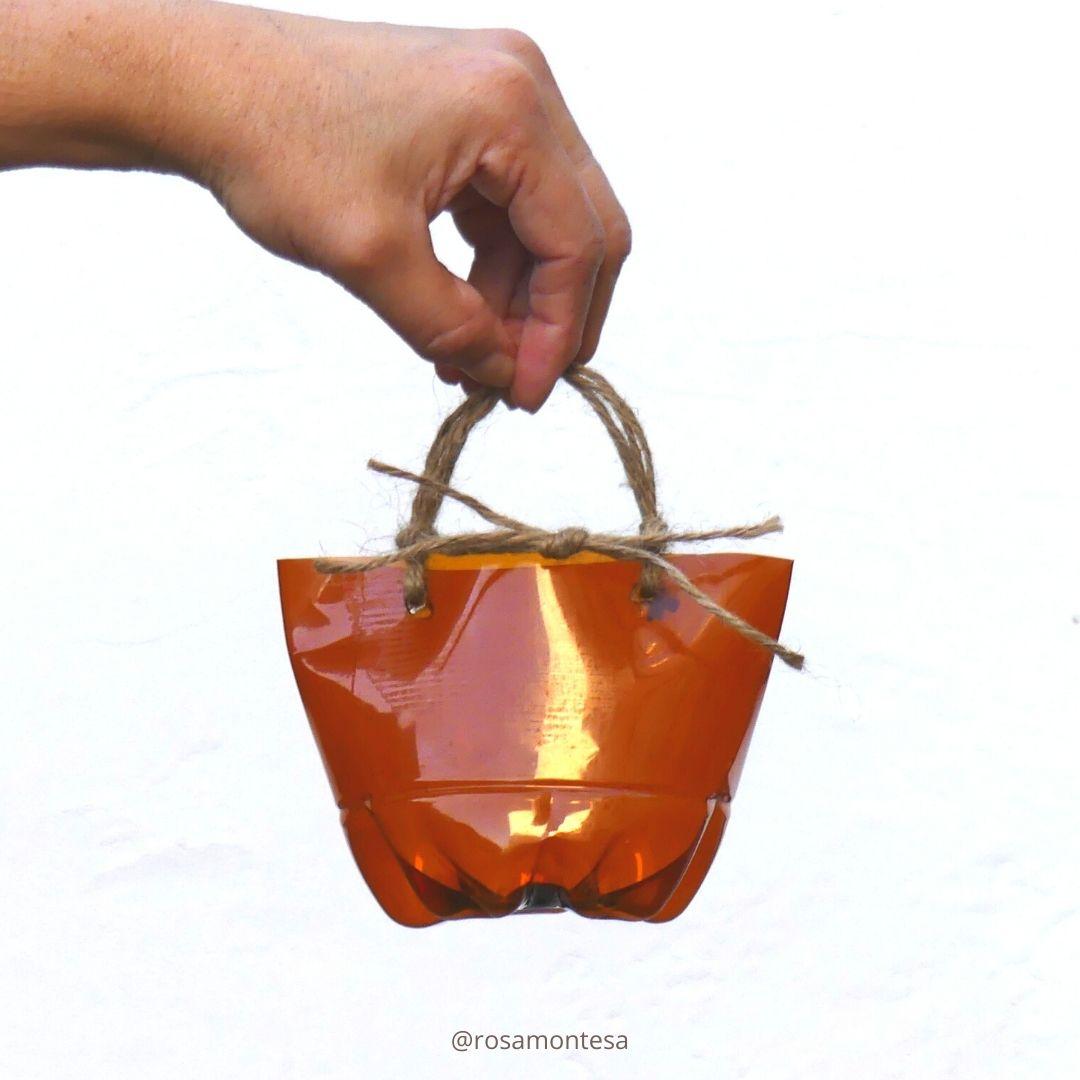 Capazos con botellas de plástico