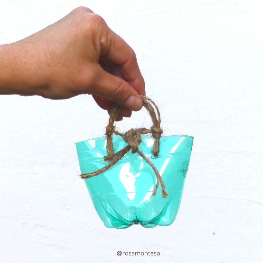 Capazos con botellas de plástico