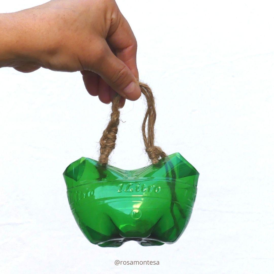 Capazos con botellas de plástico