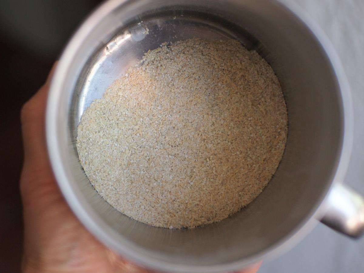 La harina ya lista y molida en el proceso de hacer pan desde grano