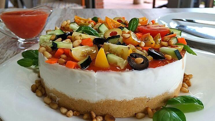 Tarta de queso salada con macedonia de hortalizas