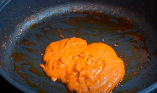 agregar de nuevo el sofrito del arroz meloso con calamares a la cazuela