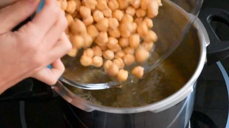 cocer los garbanzos para las 6 recetas de hummus